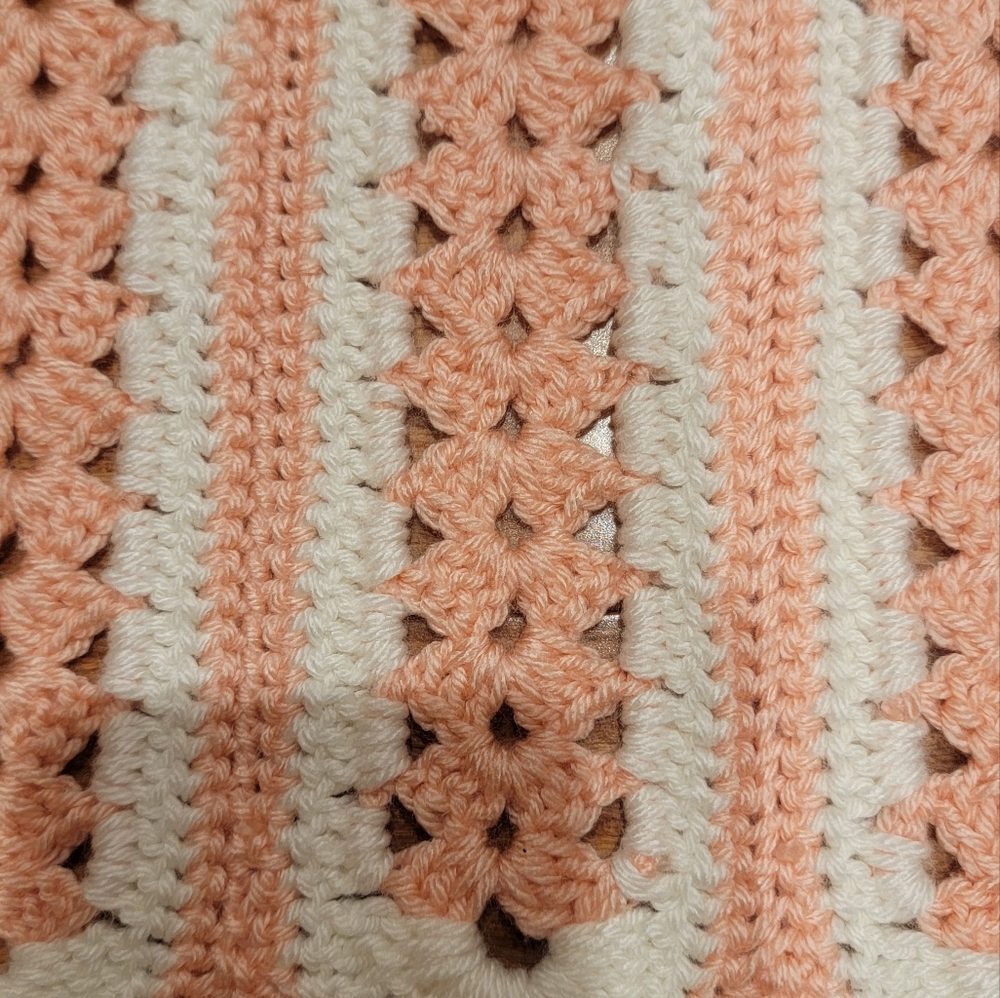 Hand Crochet Vintage Baby Blanket Throw,Salmon & White Color Scalloped Edge - Picture 5 of 13